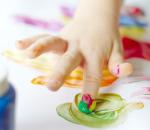 Пальчиковые краски: преимущества и особенности использования Со скольки можно рисовать пальчиковыми красками