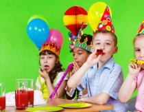 네 살 생일에 아이들을 어떻게 대해야합니까?
