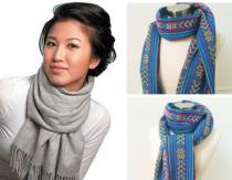 우리는 목에 스카프를 아름답게 묶고 다양한 옷과 스타일리시하게 결합합니다.